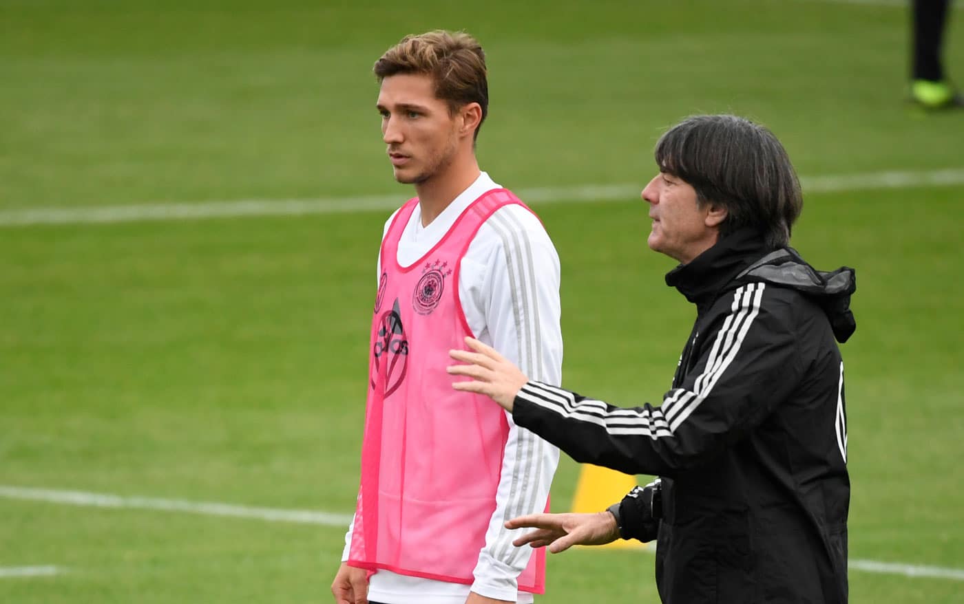 Niklas Stark mit Bundestrainer Jogi Löw im Oktober 2019 beim Training zu den Länderspielen gegen Argentinien und Estland. (Ina FASSBENDER / AFP)