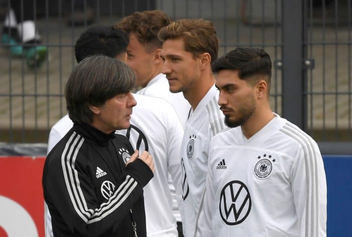 Suat Serdar (rechts) und Niklas Stark (Mitte) mit Bundestrainer Jogi Löw im Oktober 2019 (Foto Ina FASSBENDER / AFP)
