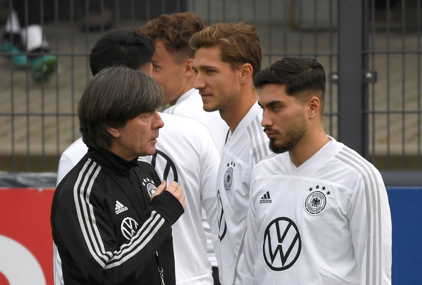 Suat Serdar mit Bundestrainer Jogi Löw nach seiner 1.Berufung in die A-Nationalmannschaft im Oktober 2019 (Foto Ina FASSBENDER / AFP)