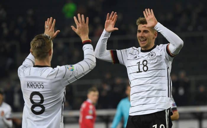 Leon Goretzka (Nummer 18) und Toni Kroos (Nummer 8) im neuen DFB Trikot 2020! (Photo by INA FASSBENDER / AFP)