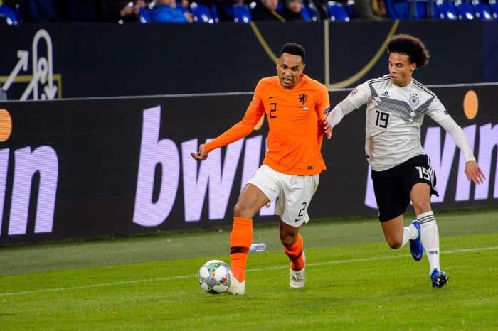 Deutschland gegen Niederlande hieß es in den letzten Jahren gleich vier Mal. Hier kämpfen Leroy Sane und Kenny Tete im November 2019 in Gelsenkirchen gegeneinander (Foto Shutterstock)