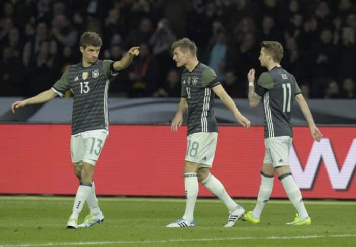 DFB-Spieler Thomas Müller,Toni Kroos und Marco Reus während des Spiels Deutschland gegen England in Berlin am 26.März.2016/AFP
