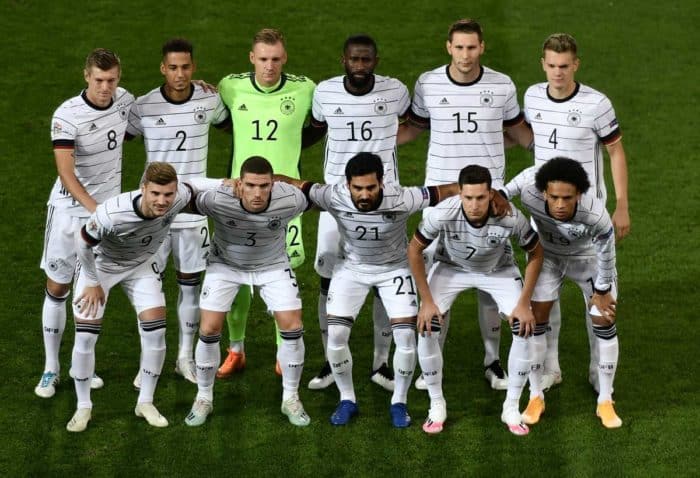 Die Aufstellung des UEFA Nations League, league Länderspiels gegen die Schweiz im St. Jakob-Park in Basel, am 6.September 2020. (Photo by Fabrice COFFRINI / AFP)