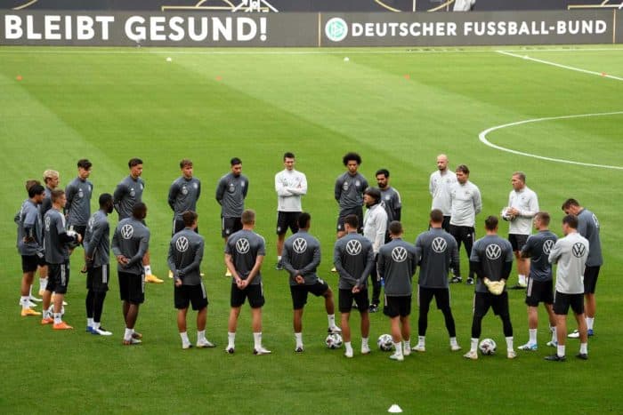 Bundestrainer Joachim Löw spricht zu seinen Spielern am 2.September 2020 in Stuttgartvor dem Länderspiel gegen Spanien. (Photo by Thomas KIENZLE / AFP)