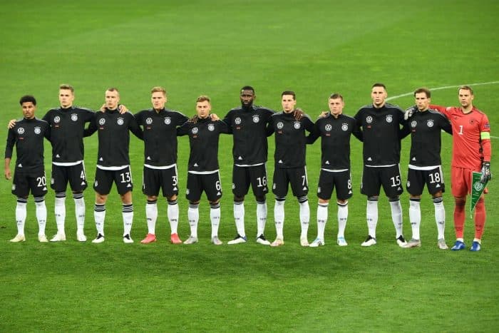 Toni Kroos im DFB Trikot mit der Rückennummer 8 (4.von rechts) bei seinem 99.Länderspiel am 10. Oktober 2020 in Kiew gegen die Ukraine. (Photo by Sergei SUPINSKY / AFP)