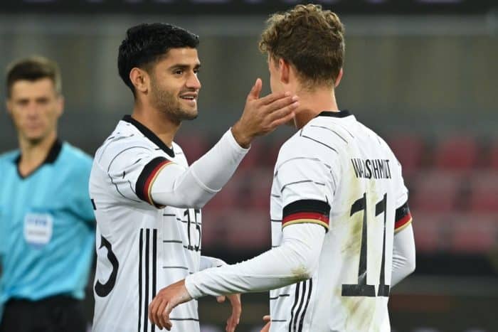 Luca Waldschmidt (R) feiert mit Mahmoud Dahoud das 32: im Testspiel gegen die Türkei am 7.Oktober 2020. (Photo by Ina Fassbender / AFP)