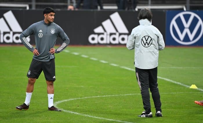 Bundestrainer Joachim Löw mit Mahmoud Dahoud (L) in der Training Session vor dem Länderspiel gegen die Türkei am 5. Oktober 2020. (Photo by Ina FASSBENDER / AFP)