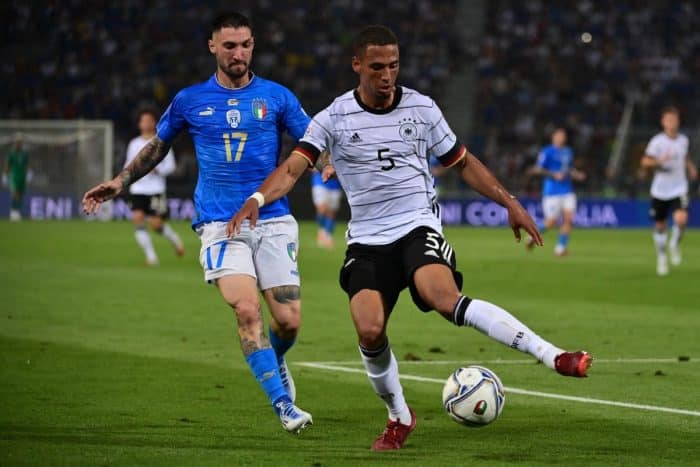 Deutschlands Verteidiger Thilo Kehrer (R) verteidigt gegen Italiens Stürmer Matteo Politano während des Hinspiels der UEFA Nations League - Liga A, Gruppe 3 zwischen Italien und Deutschland am 4. Juni 2022 im Stadion Renato Dall'Ara in Bologna. (Foto: MIGUEL MEDINA / AFP)