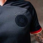 Details mit dem DFB-Logo und den 4 Weltmeistersternen auf dem neuen schwarzen DFB Away Trikot (Fotocredits: DFB/adidas)