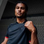 Serge Gnabry präsentiert das neue schwarze DFB Away Trikot (Fotocredits: DFB/adidas)