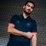 Ilkay Gündogan präsentiert das neue schwarze DFB Away Trikot (Fotocredits: DFB/adidas)