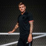 Toni Kroos präsentiert das neue schwarze DFB Away Trikot (Fotocredits: DFB/adidas)