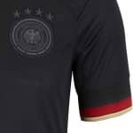 Das neue DFB Away Trikot 2021 von adidas mit dem Ärmel und den 4 Sternen