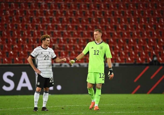 Deutschlands Torhüter Bernd Leno (R) und Deutschlands Mittelfeldspieler Jonas Hofmann nach dem Fußball-Länderspiel Deutschland gegen Türkei in Köln, am 7. Oktober 2020. (Foto: Ina Fassbender / AFP)