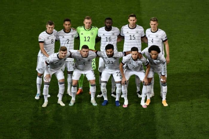 Der DFB Kader bzw. die Startaufstellung im neuen DFB Heim Trikot im März 2021. (Photo by Fabrice COFFRINI / AFP)