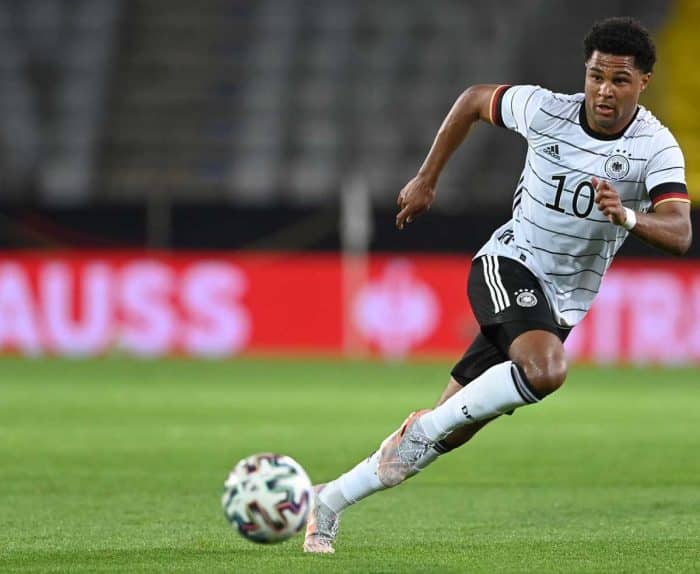 Deutschlands Mittelfeldspieler Serge Gnabry läuft mit dem Ball während des Fußball-Freundschaftsspiels Deutschland gegen Dänemark in Innsbruck, Österreich, am 2. Juni 2021, in Vorbereitung auf die UEFA-Europameisterschaft. Christof STACHE / AFP