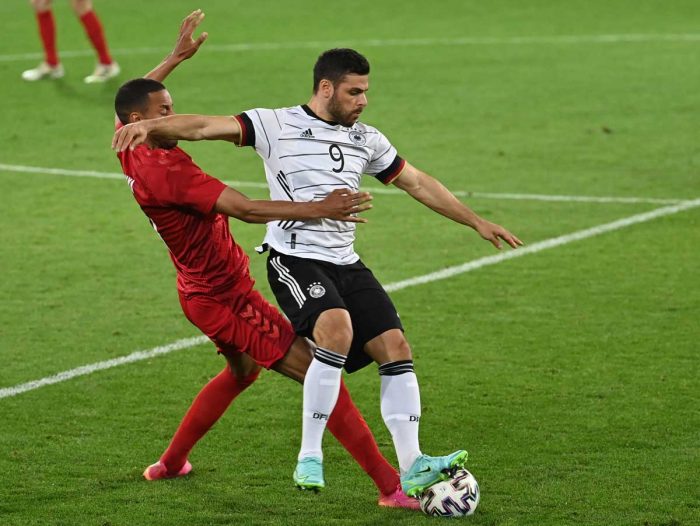 Dänemarks Verteidiger Mathias Jorgensen (L) und Deutschlands Mittelfeldspieler Kevin Volland kämpfen um den Ball während des Fußball-Freundschaftsspiels Deutschland gegen Dänemark in Innsbruck, Österreich, am 2. Juni 2021 in Vorbereitung auf die UEFA-Europameisterschaft. Federico Gambarini / POOL / AFP