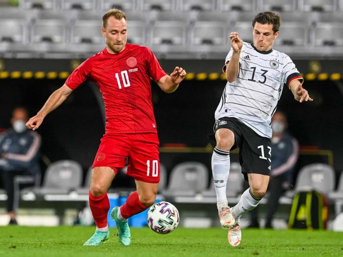 Dänemarks Mittelfeldspieler Christian Eriksen (L) und Deutschlands Stürmer Jonas Hofmann (R) kämpfen um den Ball während des Fußball-Freundschaftsspiels Deutschland gegen Dänemark in Innsbruck, Österreich, am 2. Juni 2021 in Vorbereitung auf die UEFA-Europameisterschaft. CHRISTOF STACHE / AFP
