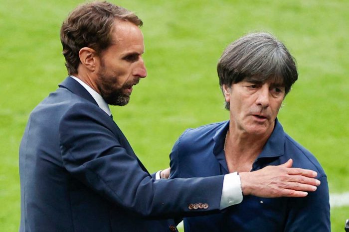 Bundestrainer Joachim Löw (R) mit England's coach Gareth Southgate nach dem EM-Achtelfinale am 29.Juni 2021 gegen England im Wembley Stadium in London (Photo by JOHN SIBLEY / POOL / AFP)