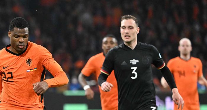 David Raum während des Fußballfreundschaftsspiels zwischen den Niederlanden und Deutschland in der Johan Cruyff ArenA in Amsterdam am 29. März 2022. (Foto: INA FASSBENDER / AFP)