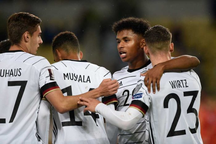 Karim Adeyemi (2. von rechts ), während des Fußballspiels der Gruppe J in der Qualifikation zur FIFA Fussball-Weltmeisterschaft Katar 2022 zwischen Nordmazedonien und Deutschland am 11. Oktober 2021. (Foto von Nikolay DOYCHINOV / AFP)