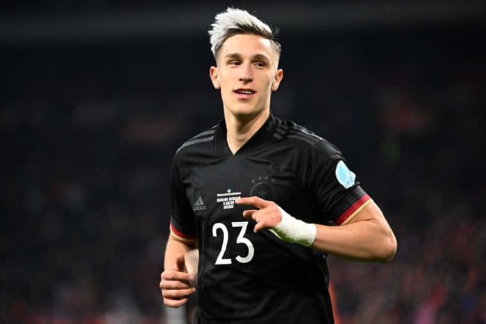 Der deutsche Verteidiger Nico Schlotterbeck während des Fußball-Freundschaftsspiels zwischen den Niederlanden und Deutschland in der Johan Cruyff ArenA in Amsterdam am 29. März 2022 im schwarzen away DFB Trikot mit der Rückennummer 23. (Foto von Ina FASSBENDER / AFP)