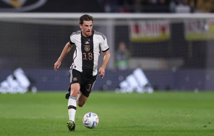 Jonas Hofmann im neuen DFB Trikot 2022 am 23. September 2022. (Photo by Ronny Hartmann / AFP)