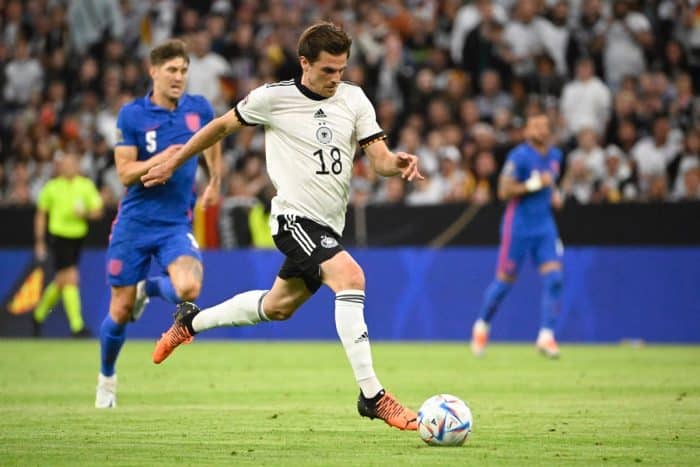 Der deutsche Mittelfeldspieler Jonas Hofmann spielt den Ball während des UEFA-Nations-League-Fußballspiels Deutschland gegen England in München, Süddeutschland, am 7. Juni 2022. (Foto: Tobias SCHWARZ / AFP)