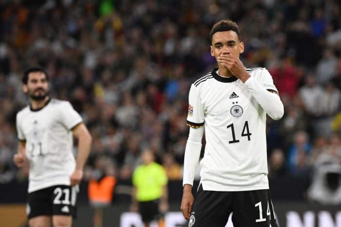 Jamal Musiala mit der Nummer 14 im neuen DFB Damen Trikot 2022 gegen Englandam 7.Juni 2022. (Photo by Tobias SCHWARZ / AFP)