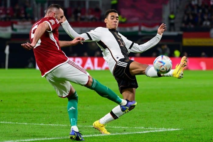 Deutschlands Jamal Musiala im neuen DFB Trikot 2022 beim UEFA Nations LeagueSpiel gegen Ungarn am 23.September 2022. (Photo by John MACDOUGALL / AFP)