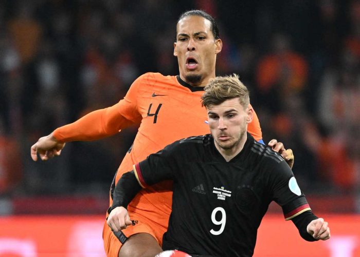Der niederländische Verteidiger Virgil van Dijk (hinten) fordert den deutschen Stürmer Timo Werner während des Freundschaftsspiels zwischen den Niederlanden und Deutschland in der Johan Cruyff ArenA in Amsterdam am 29. März 2022 heraus. (Foto: INA FASSBENDER / AFP)