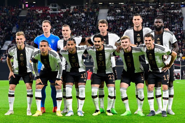 Die deutsche Startaufstellung gegen Ungarn am 23.9.2022 im neuen DFB Heimtrikot (Photo by John MACDOUGALL / AFP)