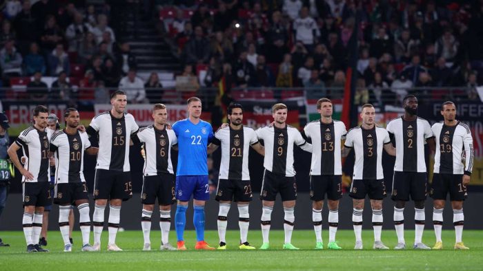 Die deutschen Nationalspieler im neuen DFB Trikot 2022 vor dem UEFA-Nations-League-Fußballspiel zwischen Deutschland und Ungarn am 23. September 2022. (Foto: Ronny HARTMANN / AFP)