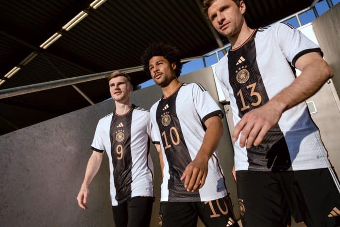 Das neue Deutschland Trikot 2022 präsentiert von Timo Werner, Serge Gnabry und Thomas Müller.