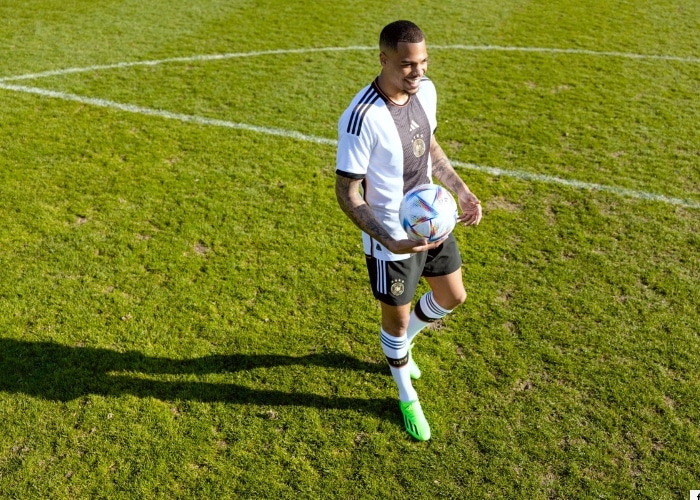 Lukas Nmecha im neuen DFB Trikot 2022 von adidas mit der Rückennummer 11 (Quelle: Adidas)