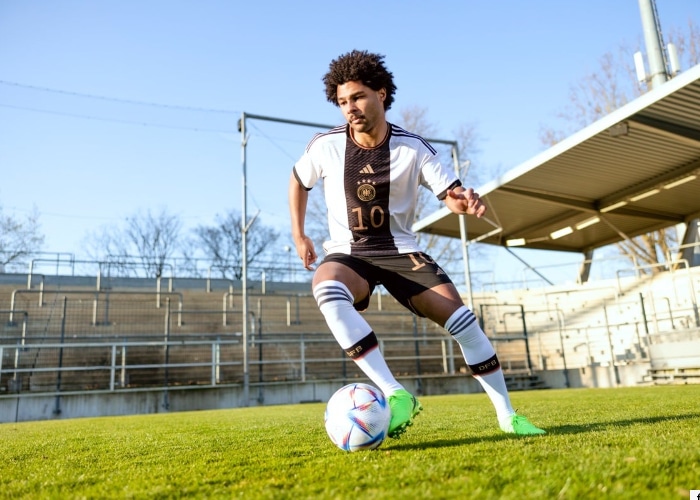 Serge Gnabry im DFB Heimtrikot 2022 mit der Rückennummer 10 (Quelle: Adidas )