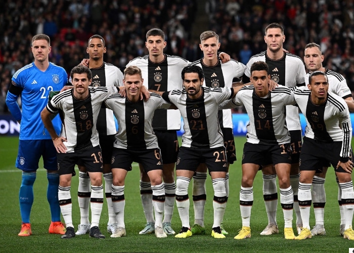 Leroy Sané beim Länderspiel gegen England im September 2022 im neuen DFB Trikot mit der Nummer 19 (rechts unten ) Foto AFP