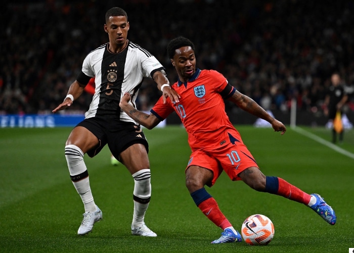 Thilo Kehrer im neuen DFB Trikot 2022 gegen Englands Raheem Sterling (Foto AFP)