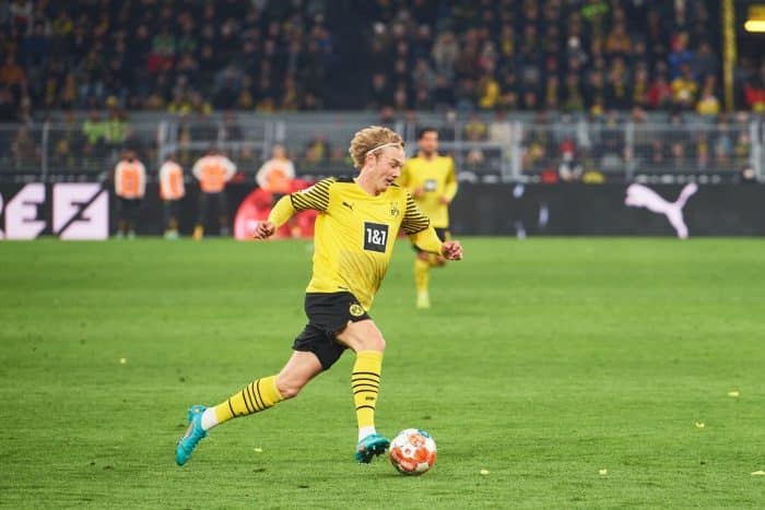 Julian Brandt im Trikot von Borussia Dortmund (Copyright depositphotos.com / vitaliivitleo)