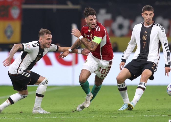 Kai Havertz (rechts) im neuen DFB Deutschlandtrikot 2022 mit der Rückennummer 7 (Foto AFP)