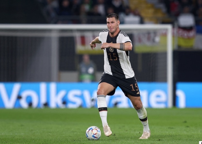 Niklas Süle im neuen DFB Trikot 2022 zur Fußball WM in Katar mit der Trikotnnummer 15 (Foto AFP)