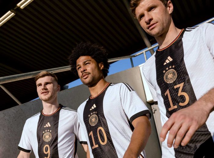 Im neuen 4 Sterne WM Trikot 2022: Timo Werner, Serge Gnabry und Thomas Müller (Foto adidas)