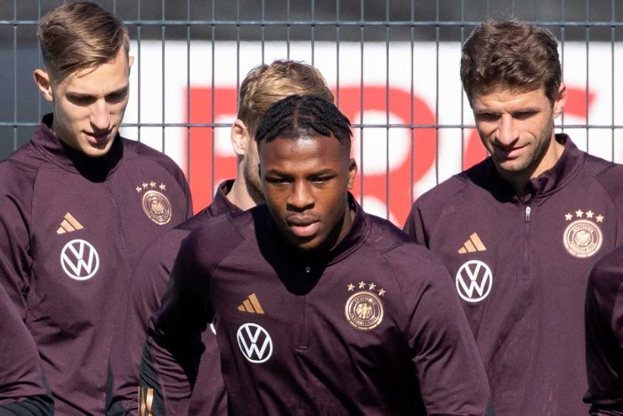 Nico Schlotterbeck (L), Armel Bella-Kotchap (Mitte) und Thomas Mueller (R) im September 2022 (Photo by ANDRE PAIN / AFP)