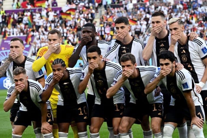 Die deutschen Spieler gestikulieren beim Gruppenfoto vor dem Spiel der Gruppe E der Fußballweltmeisterschaft Katar 2022 zwischen Deutschland und Japan im Khalifa International Stadium in Doha am 23. November 2022. (Foto: Ina Fassbender / AFP)