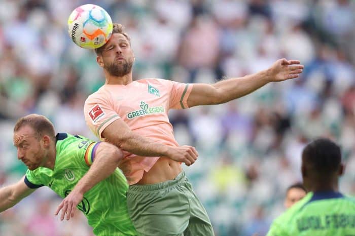 Niclas Fuellkrug im Luftkampf im Trikot des SV Werder Bremen (Photo by Ronny Hartmann / AFP)