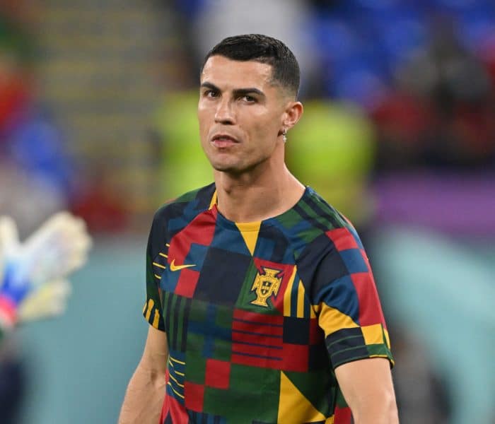 Portugal's #07 Cristiano Ronaldo im bunten Aufwärm-Shirt gegen Ghana am 24. November 2022. (Photo by Glyn KIRK / AFP)