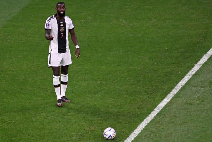 Deutschlands Verteidiger #02 Antonio Rüdiger  während des Fußballspiels der Gruppe E der Fußballweltmeisterschaft Katar 2022 zwischen Spanien und Deutschland am 27. November 2022. (Foto von Kirill KUDRYAVTSEV / AFP)