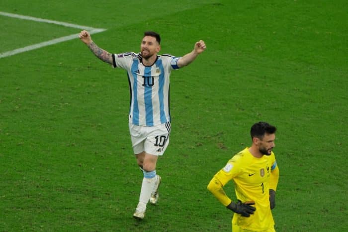 Argentiniens #10 Lionel Messi wird Fußballweltmeister 2022 (Photo by Odd ANDERSEN / AFP)