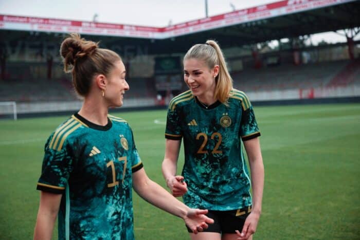 Das DFB Frauen AwayTrikot 2023 von adidas mit 2 WM-Sternen (Copyright adidas)