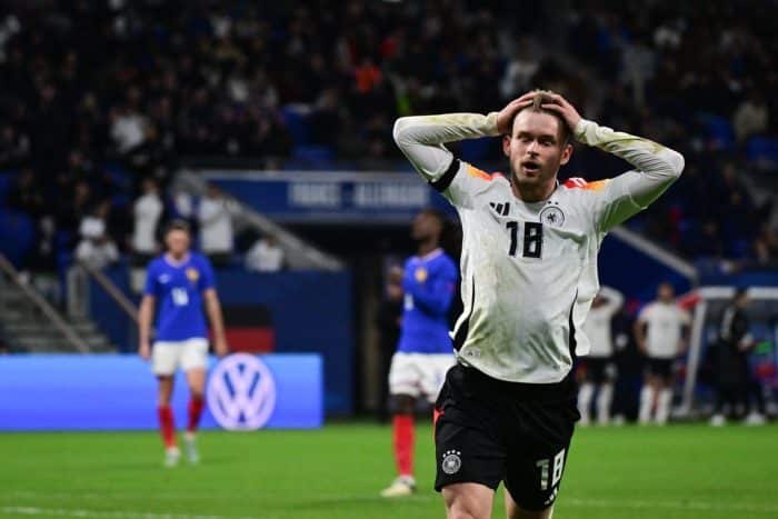 Der deutsche Verteidiger Maximilian Mittelstadt im neuen DFB Heimtrikot mit der Nummer 18 während des Freundschaftsspiels zwischen Frankreich und Deutschland im Groupama-Stadion in Decines-Charpieu, in der Nähe von Lyon, am 23. März 2024. (Foto: Olivier CHASSIGNOLE / AFP)